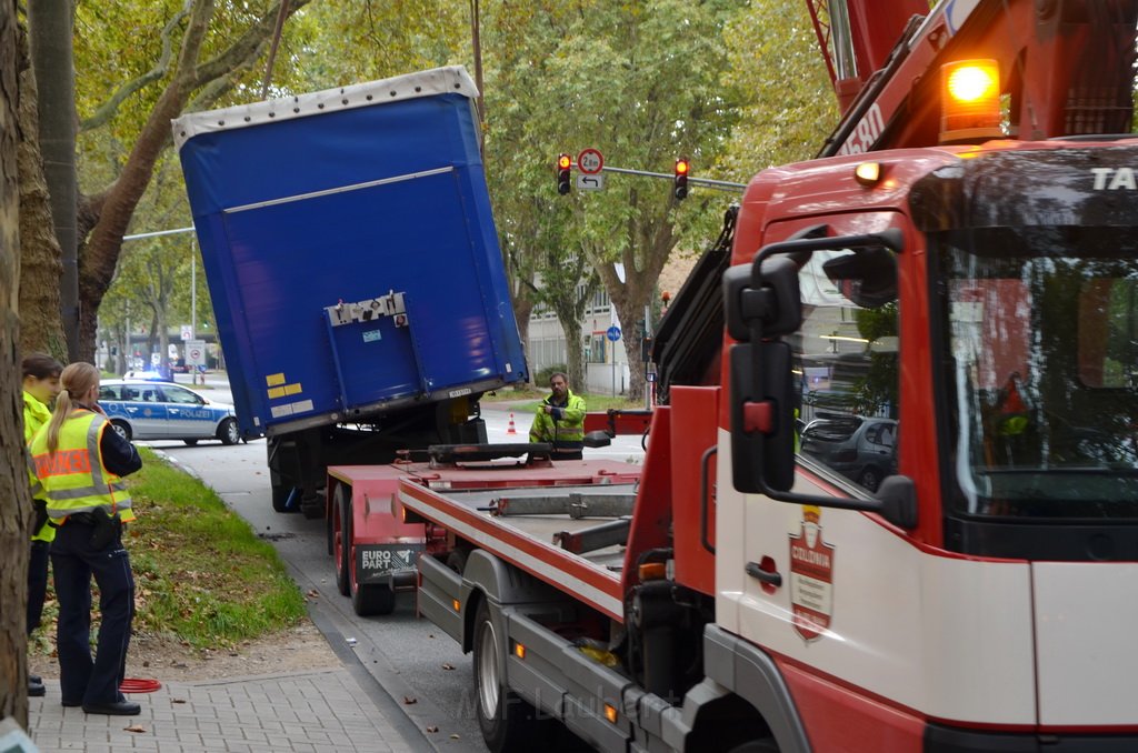 LKW verliert Auflieger Koeln Boltensternstr Pasteurstr P1970.JPG